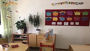 Gruppenzimmer Marienkäfer - Das Bild zeigt die Malecke und den Geburtstagskalender